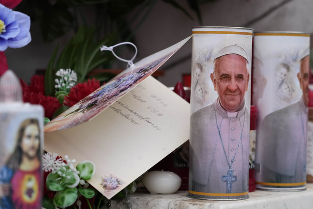 Sebuah lilin dengan potret Paus Fransiskus terlihat di depan Poliklinik Agostino Gemelli, di Roma, Selasa, 18 Februari 2025, di mana Paus Fransiskus. Foto: Andrew Medichini/AP