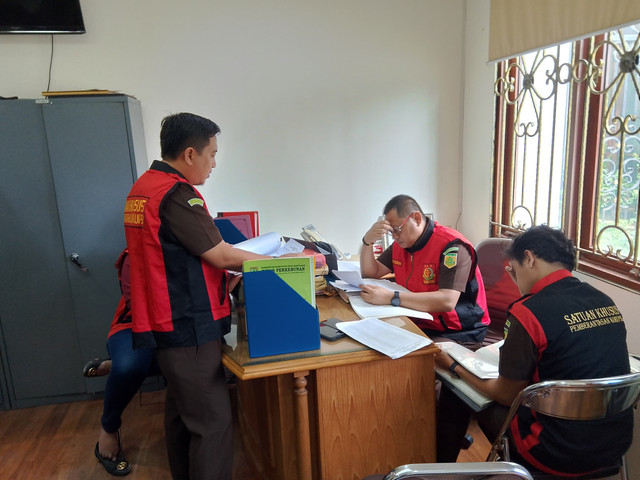 Tim Penyidik Kejari Muba saat geledah kantor pengusaha di Palembang. Foto : Dok. Kejari Muba