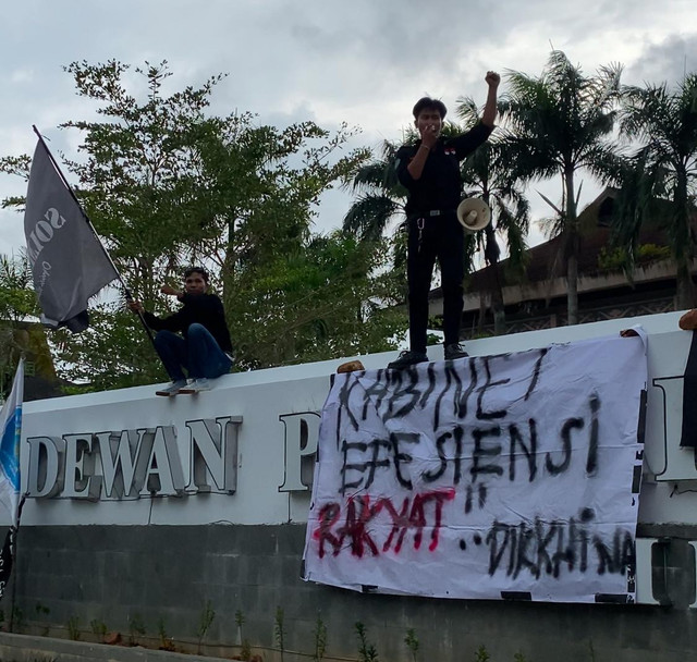 Mahasiswa saat melakukan orasi di depan Kantor DPRD Provinsi Kalbar. Foto: Yulia Ramadhiyanti/Hi!Pontianak