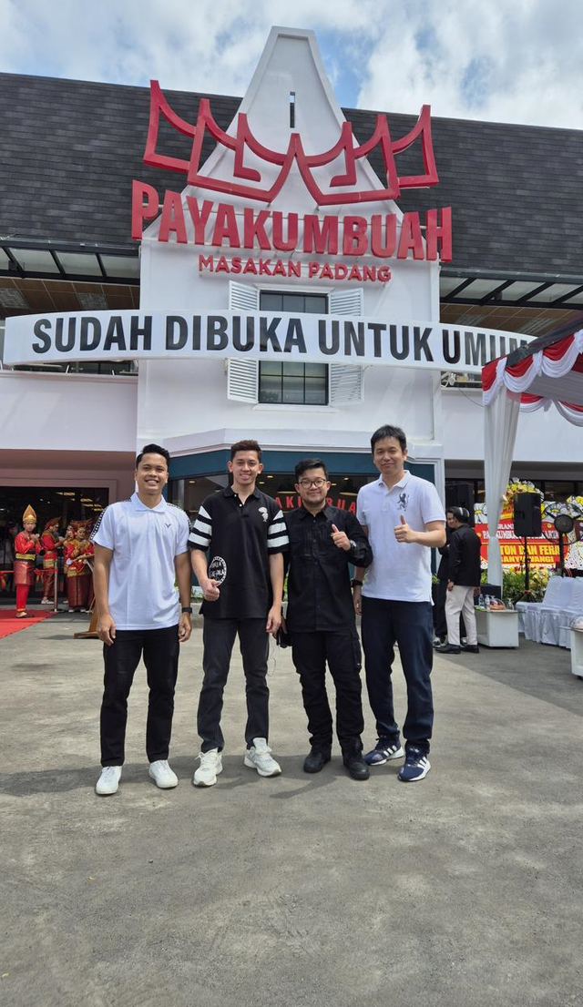 Arief Muhammad dan sejumlah atlet bulu tangkis buka RM Payakumbuah. Foto: Dok Pribadi