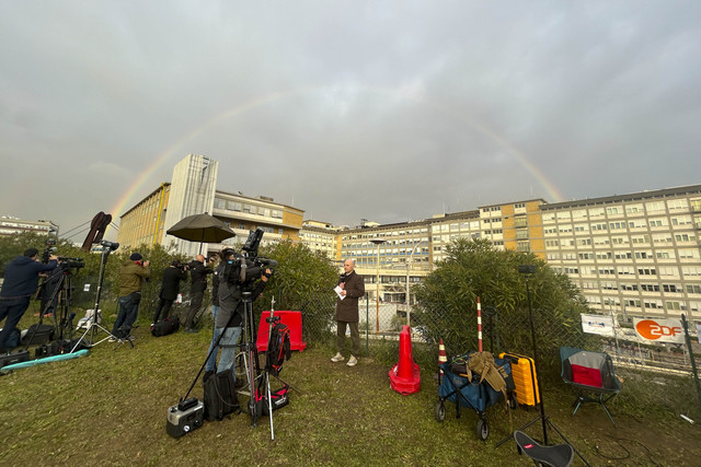 Pelangi menyinari Poliklinik Agostino Gemelli di Roma, Selasa, 18 Februari 2025. Foto: Gregorio Borgia/AP Photo