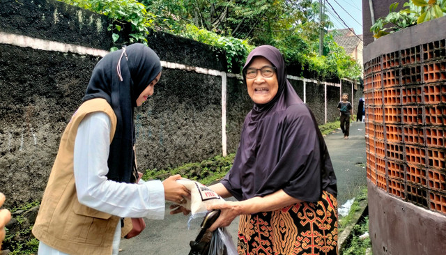 Relawan UPZ Universitas Gunadarma dengan penuh semangat menyalurkan zakat untuk membantu sesama yang membutuhkan di lingkungan Universitas Gunadarma Depok.