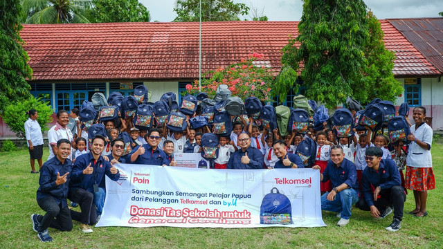 Melalui program Sambungkan Senyum untuk Generasi Gemilang, Telkomsel sumbangkan ribuan tas sekolah ke banyak pelajar di Indonesia.  Foto: Dok. Telkomsel