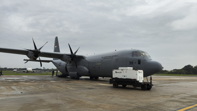 Pesawat Super Hercules C-130J di Pangkalan Udara Halim Perdanakusuma, Jakarta, Rabu (19/2/2025).  Foto: Jonathan Devin/kumparan