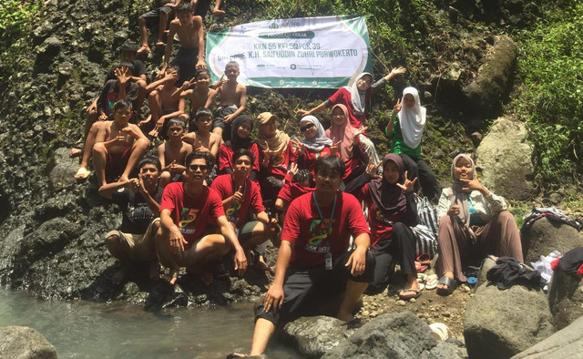 Pelestarian Curug Sidoayu bersama anggota IPNU dan IPPNU di Desa Bonosari, Kecamatan Sempor, Kebumen (Foto: Yayang Ahnaf S./KKN 55 UIN SAIZU Purwokerto)