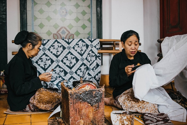 Batik Khas Jawa Timur. Foto hanya ilustrasi, bukan tempat sebenarnya. Sumber: unsplash.com/Camille Bismonte