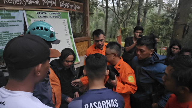 Tim SAR Gabungan melakukan pencarian terhadap Wendi Ibnu Al Farizi (23) warga Rancaekek Kab. Bandung yang dilaporkan tersesat di Gunung Manglayang Kab. Sumedang.  Foto: Dok. Tim SAR Bandung