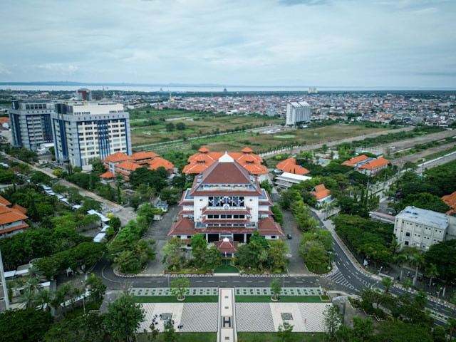 Universitas di Jawa Timur. Foto Universitas Airlangga. Sumber: unsplash.com/Rohim Ari