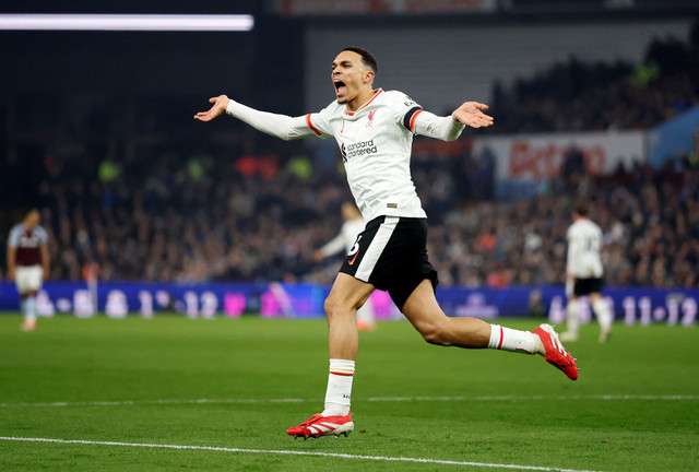Selebrasi Trent Alexander-Arnold saat Liverpool vs Aston Villa dalam laga Liga Inggris 2024/25 di Stadion Villa Park, Kamis (20/2) dini hari WIB. Foto: Action Images via Reuters/Peter Cziborra