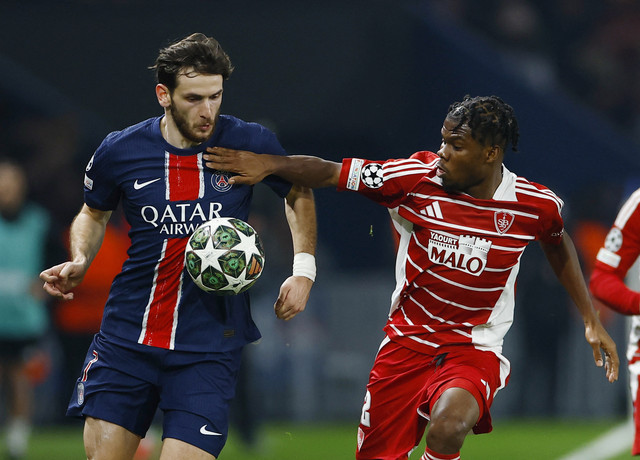 Aksi Khvicha Kvaratskhelia & Luc Zogbe saat PSG vs Brest dalam laga leg kedua playoff Fase Gugur Liga Champions 2024/25 di Stadion Parc des Princes pada Kamis (20/2) dini hari WIB.  Foto: REUTERS/Violeta Santos Moura