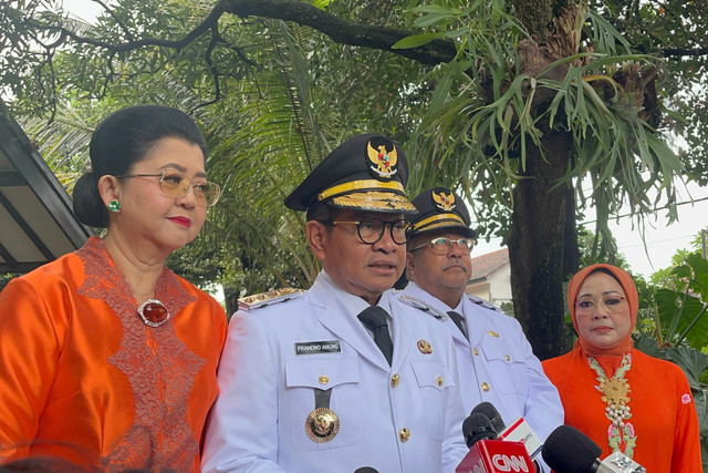 Gubernur dan Wakil Gubernur Jakarta terpilih Pramono Anung dan Rano Karno bersiap menuju lokasi pelantikan Kepala Daerah di Istana Negara, Jakarta, Kamis (20/2/2025).
 Foto: Alya Zahra/kumparan 