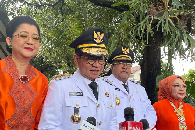 Gubernur dan Wakil Gubernur Jakarta terpilih Pramono Anung dan Rano Karno bersiap menuju lokasi pelantikan Kepala Daerah di Istana Negara, Jakarta, Kamis (20/2/2025).
 Foto: Alya Zahra/kumparan 