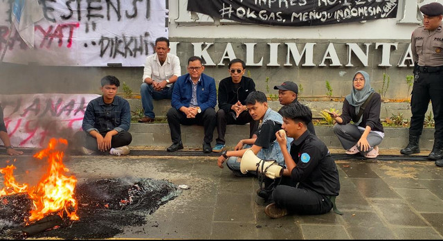 Anggota DPRD Kalbar, Zulfydar Zaidar Mochtar saat duduk bersama mahasiswa yang lakukan aksi damai. Foto: Yulia Ramadhiyanti/Hi!Pontianak