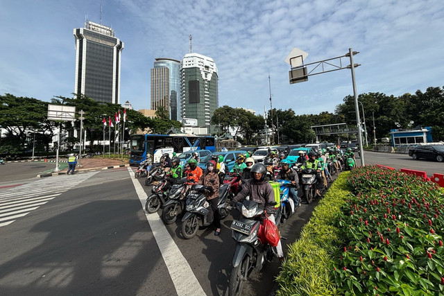 Suasana lalu lintas di Kawasan Patung Kuda menjelang penatikan Kepala Daerah di Istana Kepresidenan, Jakarta, Kamis (20/2/2025). Foto: Abid Raihan/kumparan