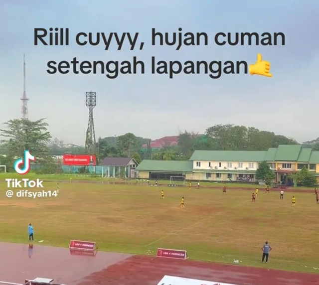 Fenomena alam unik terjadi saat pertandingan Liga 4 di Pontianak. Foto: Dok. TikTok @difsyah14