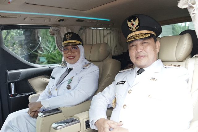 Gubernur Kalbar terpilih, Ria Norsan bersama istri yang juga dilantik sebagai Bupati Mempawah terpilih, Erlina saat akan menuju ke Istana untuk dilantik. Foto: Dok. Tim Media Gubernur Kalbar