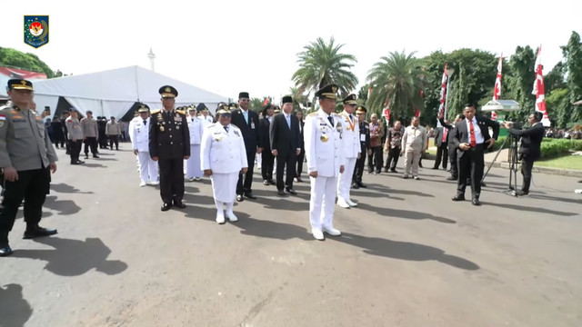 Mendari Tito Karnavian memimpin kirab Kepala Daerah menuju lokasi pelantikan di Istana Kepresidenan, Jakarta, Kamis (20/2/2025). Foto: Youtube/Kemendagri RI