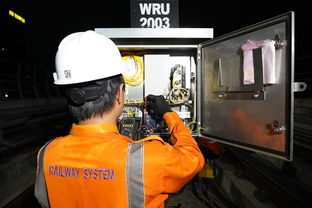 Pengecekan sistem persinyalan LRT Jabodebek. Foto: LRT Jabodebek