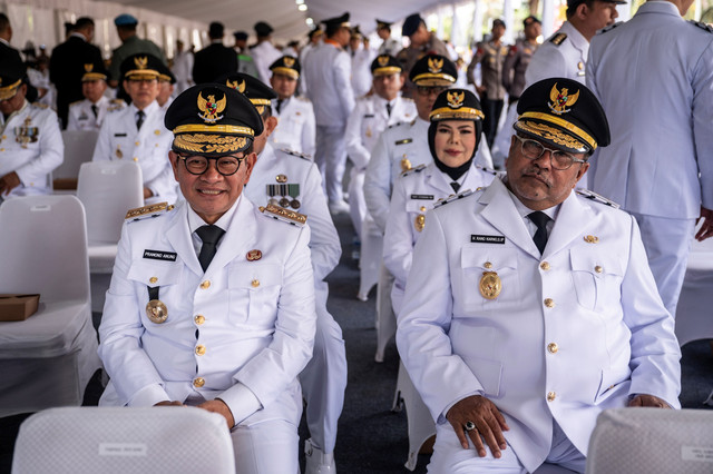 Gubernur dan Wakil Gubernur Provinsi DKI Jakarta Pramono Anung (kiri) dan Rano Karno (kanan) bersiap untuk mengikuti kirab di Lapangan Silang Monas, Jakarta, Kamis (20/2/2025). Foto: Bayu Pratama S/ANTARA FOTO