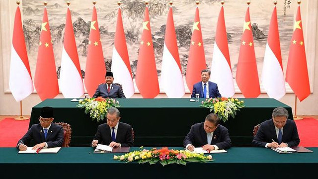 Prabowo Subianto bersama Xi Jinping menyaksikan penandatanganan tujuh kesepakatan kerja sama antara Indonesia dan China. (Muchlis Jr/Biro Pers Sekretariat Presiden)