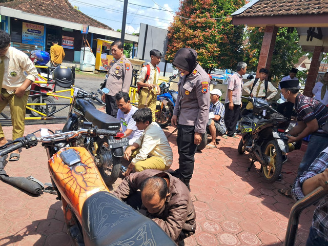 Polsek Pakel Lakukan Pembinaan Kepada Pelajar Yang Terjaring Razia Knalpot Brong