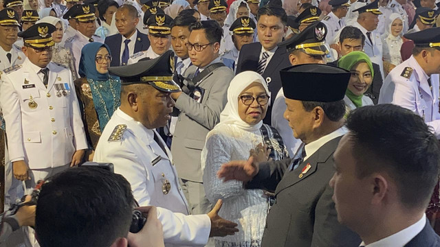 Presiden Prabowo menyalami kepala daerah usai pelantikan di Istana Merdeka, Jakarta Pusat, Kamis (20/2/2025). Foto: Zamachsyari/kumparan