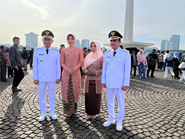 Wali Kota dan Wakil Wali Kota Pontianak terpilih, Edi Rusdi Kamtono dan Bahasan beserta istri mengabadikan momen di Lapangan Monas sebelum dilantik di Istana Negara. Foto: Dok. Prokopim Pemkot Pontianak