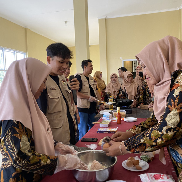 Pengolahan Limbah Tahu Padat Menjadi Nugget di Kantor Desa Dibal (Dok. KKN UNS)