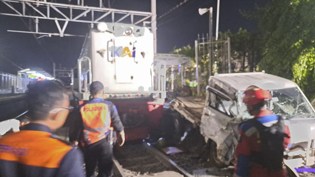 Kecelakaan kereta dan mobil boks serta motor di perlintasan Stasiun Pangkalan Jati, Jakarta Timur, Rabu (19/2/2025). Foto: Dok. Humas KAI Daop 1 Jakarta