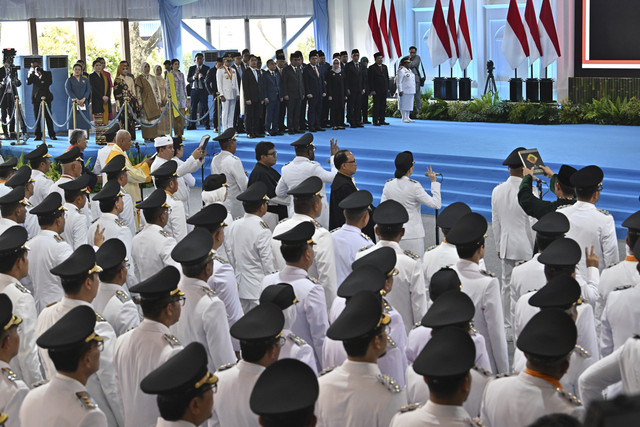 Sejumlah kepala daerah terpilih mengucapkan sumpah jabatan saat dilantik di kompleks Istana Kepresidenan, Jakarta, Kamis (20/2/2025). Foto: Aditya Pradana Putra/ANTARA FOTO