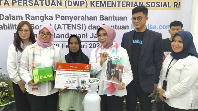 Dharma Wanita Persatuan (DWP) Kementerian Sosial berikan bantuan ke Sentra Handayani, Jakarta Timur, Kamis (20/2/2025). Foto: Alya Zahra/kumparan 