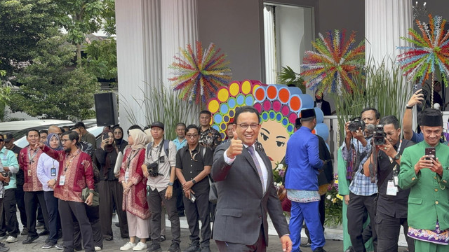 Mantan Gubernur Jakarta, Anies Baswedan sampai di Balai Kota, Jakarta menghadiri penyambutan Gubernur Jakarta Pramono Anung pada Kamis (20/2/2025). Foto: Abid Raihan/kumparan