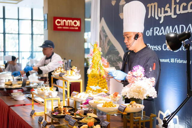 Sajian aneka kuliner khas Mediterania dan Nusantara untuk buka puasa di Hotel Golden Tulip Pontianak. Foto: Dok. Golden Tulip Pontianak