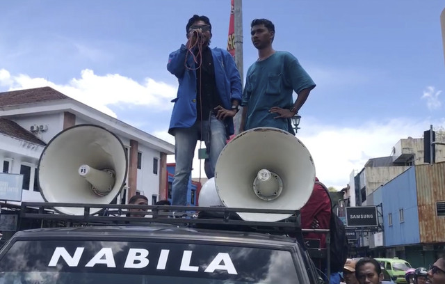 Sejumlah mahasiswa di Kota Ambon berdemo menolak makan bergizi gratis, menuntut pendidikan gratis, Kamis (20/2/2025). Foto: kumparan