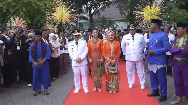 Gubernur DKJ terpilih Pramono Anung bersama istri dan wakil Gubernur Rano Karno bersama istri usai dilantik tiba di Balai Kota Jakarta, Kamis (20/2/2025). Foto: YouTube/ Pemprov DKI Jakarta