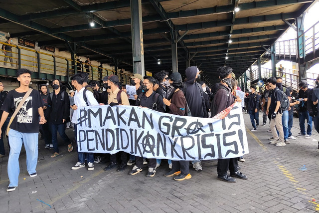 Mahasiswa dari berbagai kampus dan masyarakat sipil yang tergabung dalam Aliansi Jogja Memanggil berkumpul di tempat parkir Abu Bakar Ali, Kamis (20/2/205). Foto: Arfiansyah Panji Purnandaru/kumparan