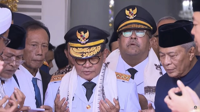 Gubernur DKJ terpilih Pramono Anung bersama wakil Gubernur Rano Karno  disambut saat tiba di Balai Kota Jakarta, Kamis (20/2/2025). Foto: Youtube/Pemprov DKI Jakarta