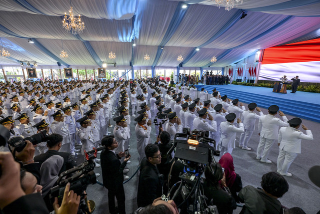 Para kepala daerah mengucapkan sumpah jabatan saat dilantik oleh Presiden Indonesia Prabowo Subianto di Istana Kepresidenan di Jakarta, Kamis (20/2/2025). Foto: Bay Ismoyo/AFP