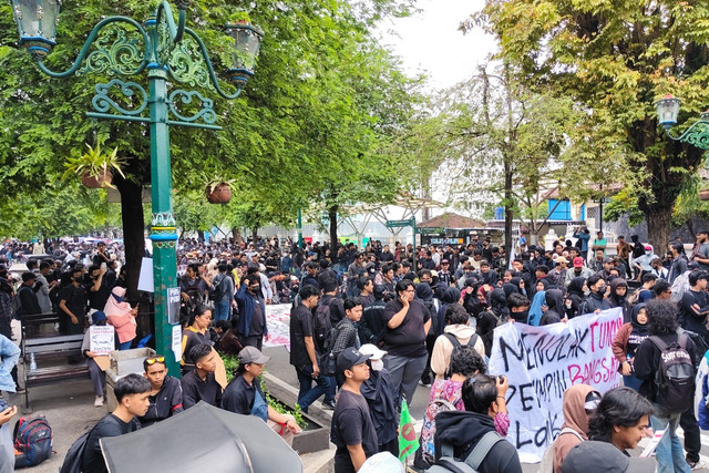 Massa Jogja Memanggil menggelar aksi unjuk rasa di depan Kantor DPRD DIY, Kamis (20/2/2025). Foto: Arfiansyah Panji Purnandaru/kumparan