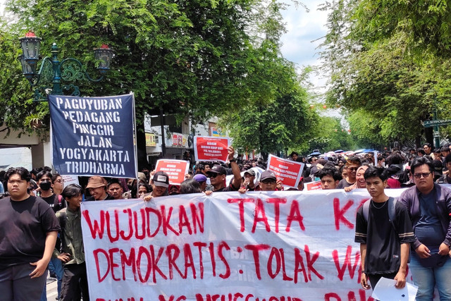 Massa Jogja Memanggil menggelar aksi unjuk rasa di depan Kantor DPRD DIY, Kamis (20/2/2025). Foto: Arfiansyah Panji Purnandaru/kumparan