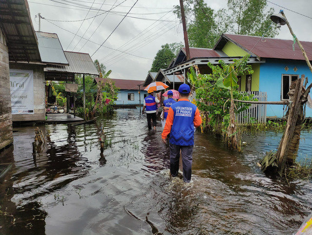 Tim DT Peduli sedang membagikan bantuan dari Pertamina berupa sembako untuk penyintas banjir di Desa Sungai Bakung (Sumber : DT Peduli)