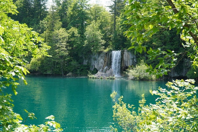 Air Terjun Tangkahan. Foto hanya ilustrasi, bukan tempat sebenarnya. Sumber: Unsplash/Karolina Kołodziejczak