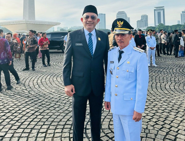 Ketua DPRD Kabupaten Sintang, H Indra Subekti bersama Bupati Sintang Gregorius Herkulanus Bala yang dilantik sebagai Bupati Sintang. Foto: Dok, Istimewa