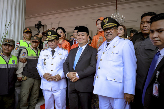 Gubernur Jakarta Pramono Anung dan Wakil Gubernur Jakarta Rano Karno melepas mantan Pj Gubernur Jakarta, Teguh Setyabudi usai serah terima jabatan di Balai Kota Jakarta, Kamis (20/2/2025). Foto: Jamal Ramadhan/kumparan