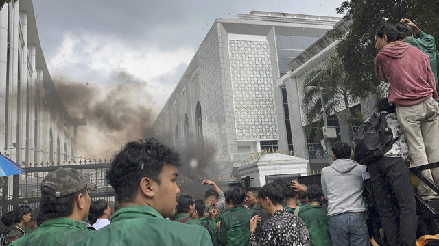 Mahasiswa gelar aksi demo terkait efisiensi anggaran di DPRD Sumatera Utara, Kamis (20/2/2025). Foto: Tri Vosa/kumparan