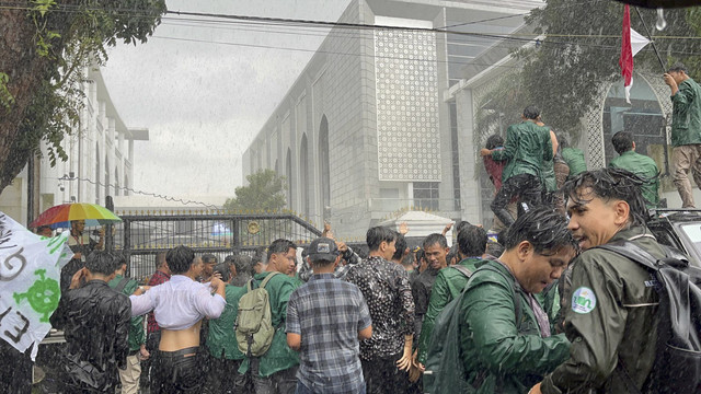 Mahasiswa gelar aksi demo terkait efisiensi anggaran di DPRD Sumatera Utara, Kamis (20/2/2025). Foto: Tri Vosa/kumparan