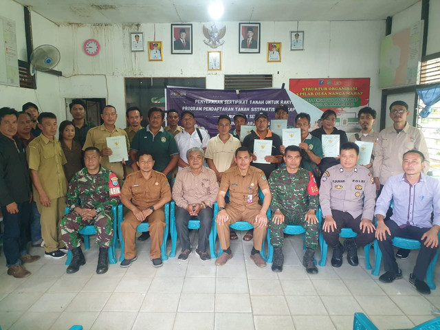 Foto bersama dalam penyerahan sertifikat PTSL. Foto: Dok. Kantor Pertanahan Kabupaten Sekadau