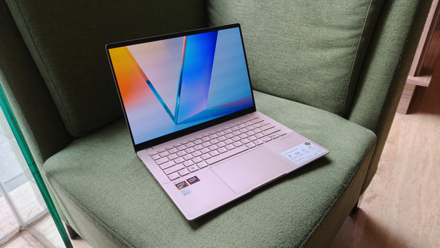 Vivobook S 14 OLED (M5406KA). Foto: Muhammad Fikrie/kumparan