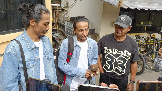 Keluarga Vadel Badjideh usai menjenguk di Polres Metro Jakarta Selatan, Kamis (20/2/2025). Foto: Aprilandika Pratama/kumparan