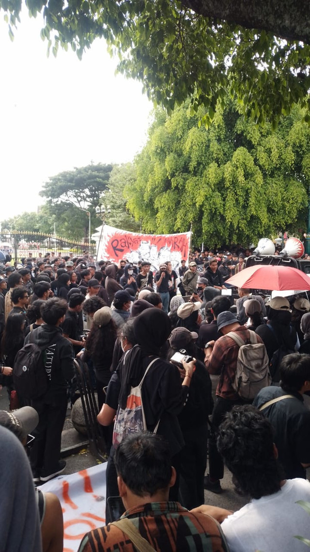 Massa aksi ‘Jogja Memanggil’ masih memadati Jalan Malioboro. Foto: Resti Damayanti/Pandangan Jogja